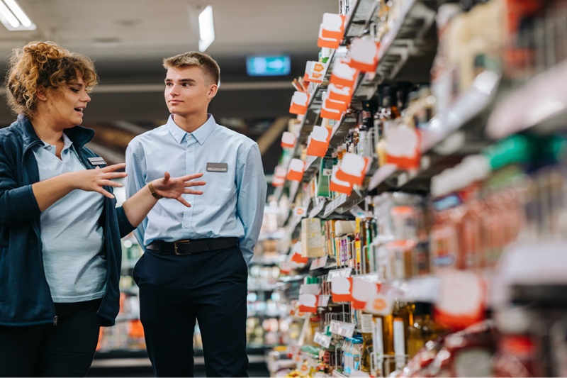 Học viên ngành bán hàng tại Đức đang được hướng dẫn trực tiếp trong môi trường làm việc thực tế tại siêu thị