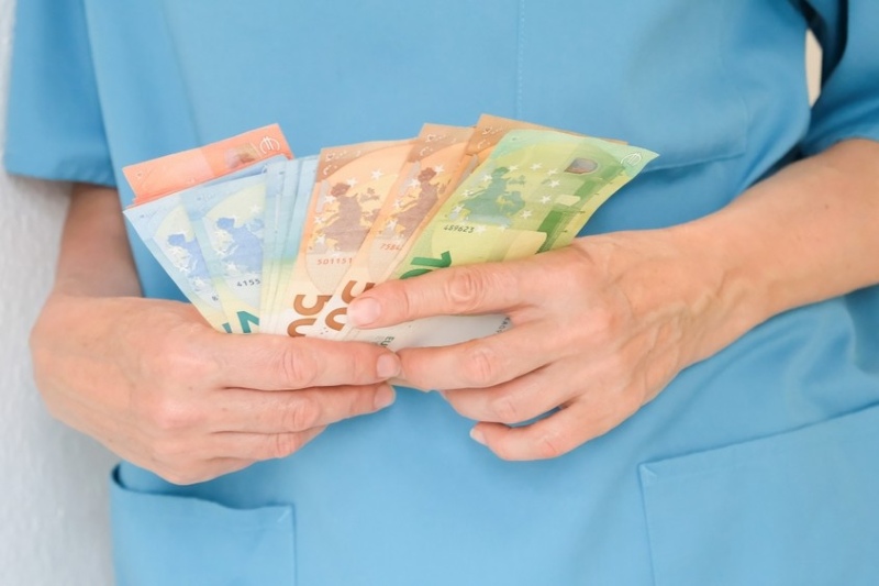 Mức trợ cấp của chương trình điều dưỡng đi Đức giúp giảm bớt phần nào gánh nặng chi phí cho gia đình