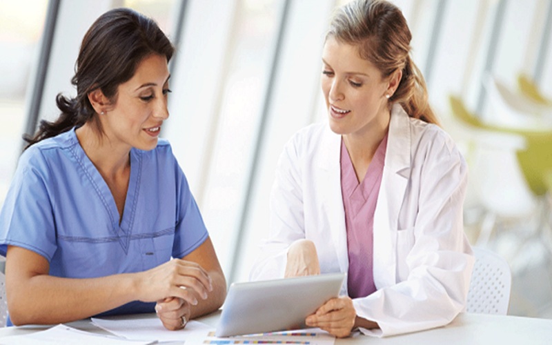 Hoàn thành kỳ thi hoặc khóa học chuyển đổi để chính thức bước vào sự nghiệp điều dưỡng tại Đức