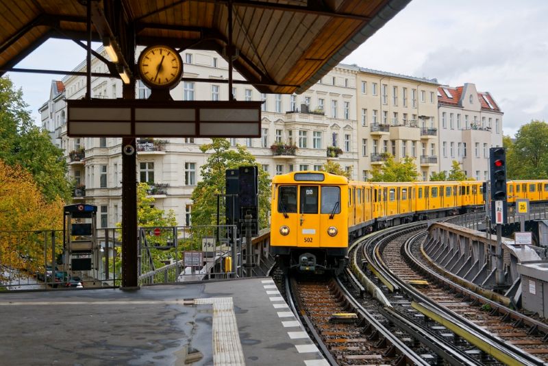 Xe buýt và tàu điện là phương tiện quen thuộc với sinh viên ở Đức