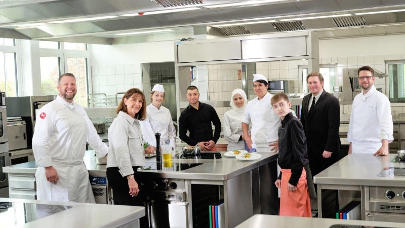 Sau tốt nghiệp, học viên sẽ có cơ hội làm việc ở những công ty uy tín với mức lương hấp dẫn