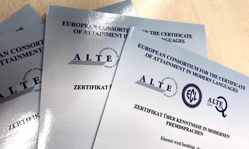 ECL là chứng chỉ tiếng Đức châu Âu, đánh giá khả năng giao tiếp thực tế trong học tập và công việc.