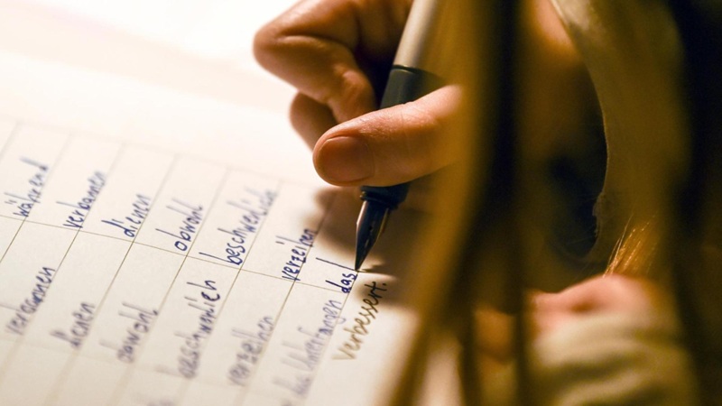 Luyện viết B1 tập trung email và bài luận ngắn với cấu trúc rõ ràng và ngữ pháp chuẩn