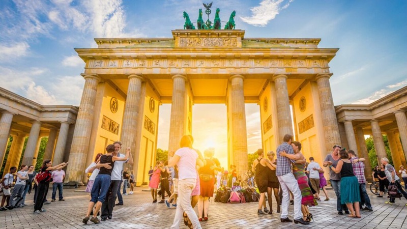 Học từ vựng tiếng Đức theo chủ đề du lịch giúp ghi nhớ nhanh và giao tiếp tự nhiên hơn.